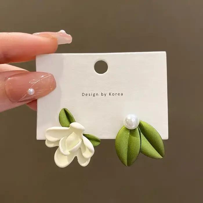 LATS 2025 asymétrie Imitation perle Gardenias boucles d'oreilles pour femmes fille nouvelle mode fleur tempérament bijoux accessoires