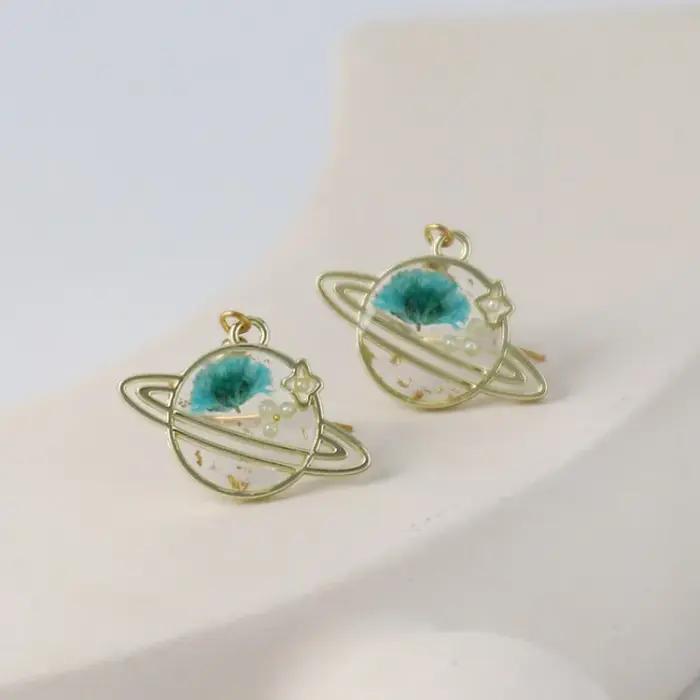 Boucles d'oreilles en résine époxy faites à la main avec fleurs séchées, motif planète, mignonnes, v