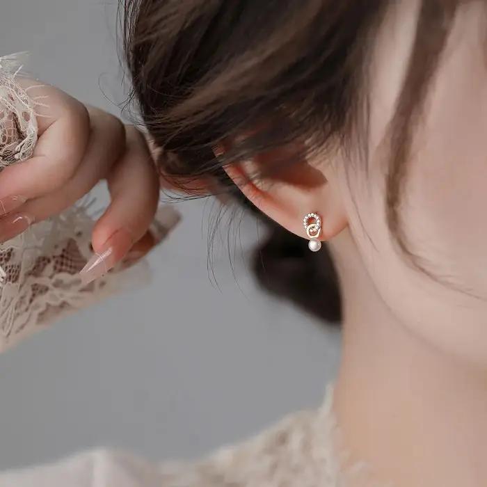 Boucles d'Oreilles Délicates LENNIK Nouvelle Collection 2026 Pour Jeunes Filles Style Décontracté Perle Miniature Double Anneau Or Jaune Clair Plaqué Rhodium Imitation Occasions Spéciales