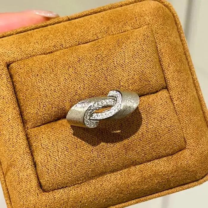 Bague Vintage Entrelacée en Plaquage Argent Sertie de Zirconium Blanc pour Femmes Occasions Spéciales Bague de Cocktail Infinie Möbius