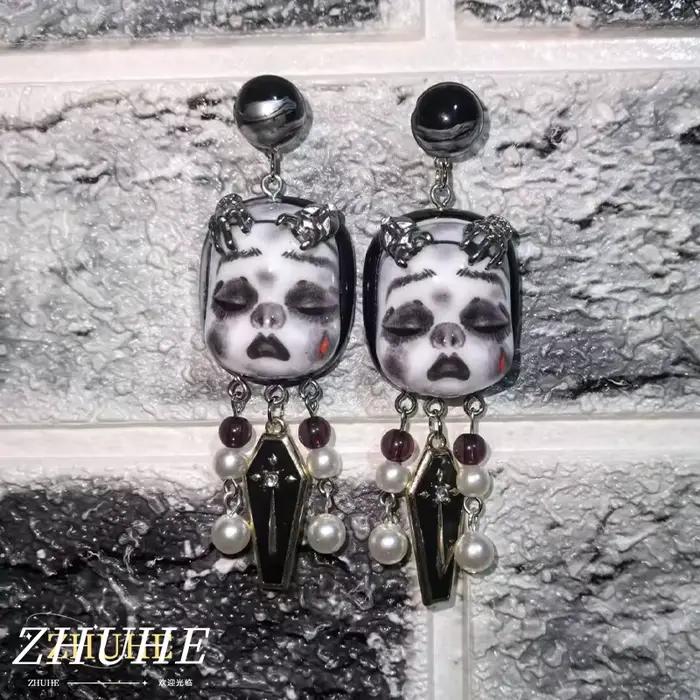 Boucles d'oreilles à clous de poupée foncée de style gothique avec un design personnalisé, en matéri