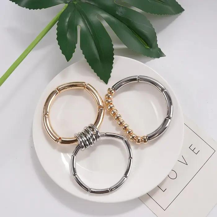 Ensemble de bracelets modernes bicolores doré et argent pour femmes occasions spéciales brunch soirée urbaine style bohème