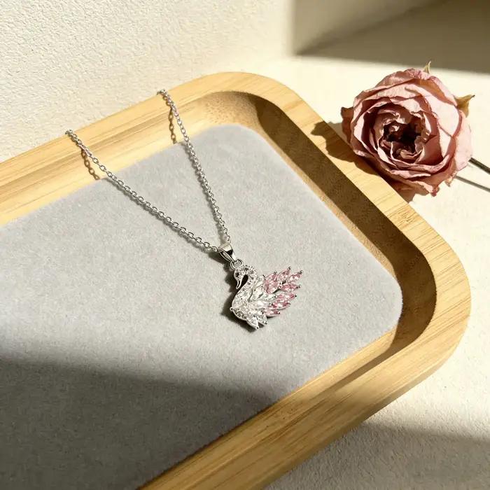Collier pendentif cygne plaqué or et argent chic avec CZ rose transparent, bijoux élégants et délicats, pendentif pour femmes, cadeau d'anniversaire