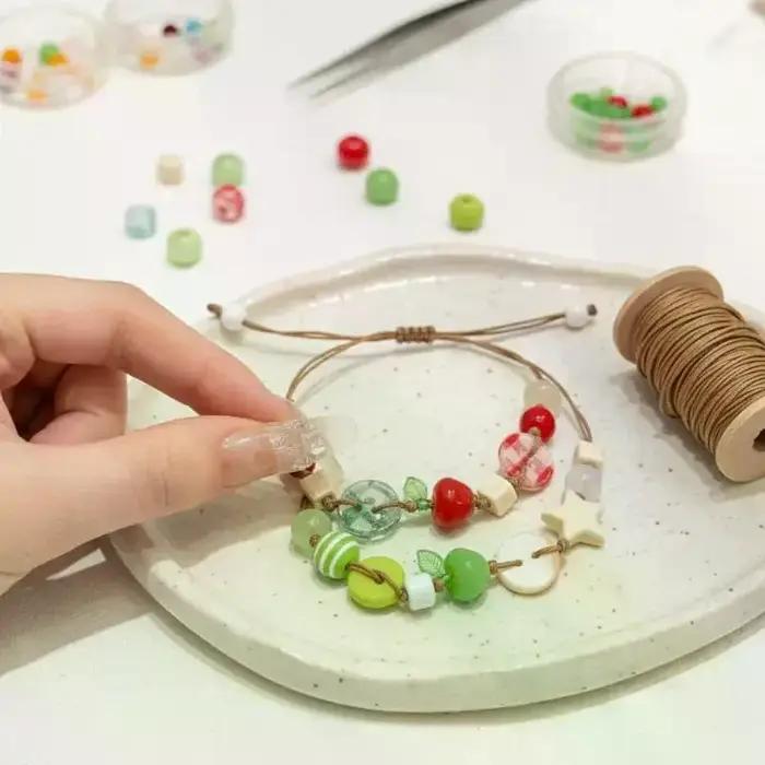 Bracelet à thème pommes sur cordon marron pour filles