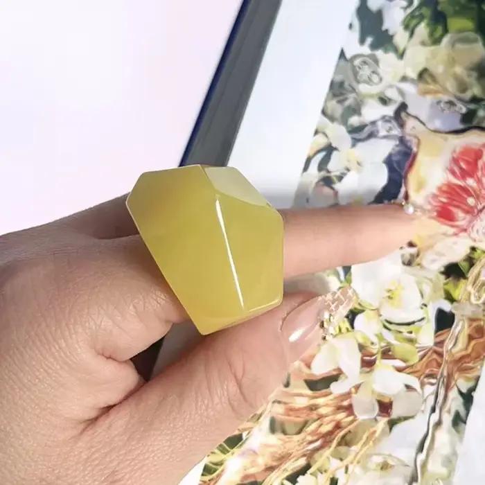 Nouvelle bague femme exagérée. Conception de cône oblique géométrique en résine