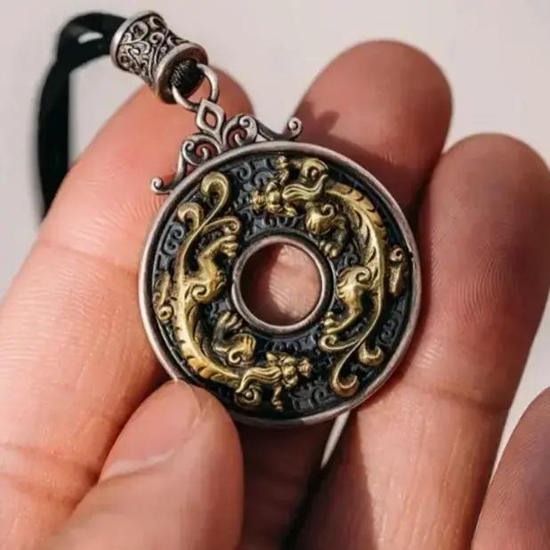 Bête de bon augure courageux paix boucle Fortune hirondelle or