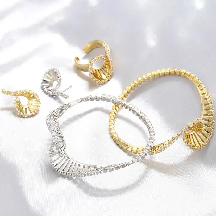Bracelet en laiton plaqué or 18K pour femmes et hommes ensemble de bijoux style moderne avec bague et boucles d'oreilles pour occasions spéciales