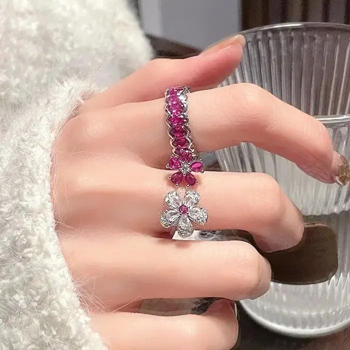 Bague ouverte florale tendance pour femme - Bijou fleur rose incrusté de zircons étincelants