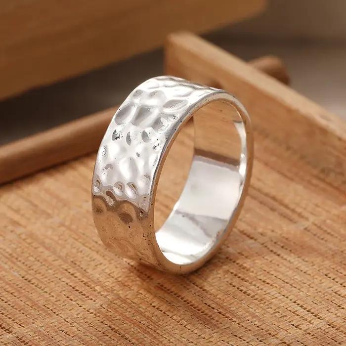 Bague simple et exquise à face large pour hommes et femmes