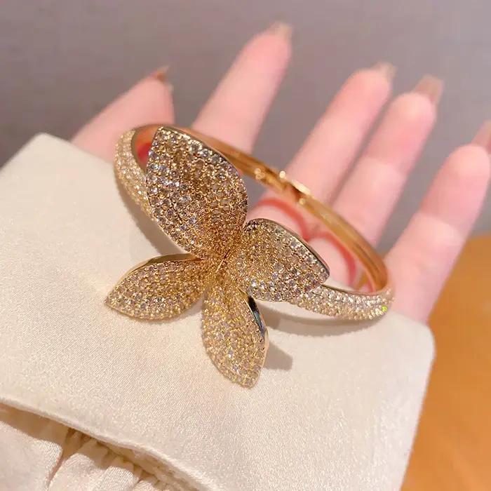 Bracelet Papillon Étoilé en Zircon pour Femme – Accessoire de Bijouterie Tendance pour 2025