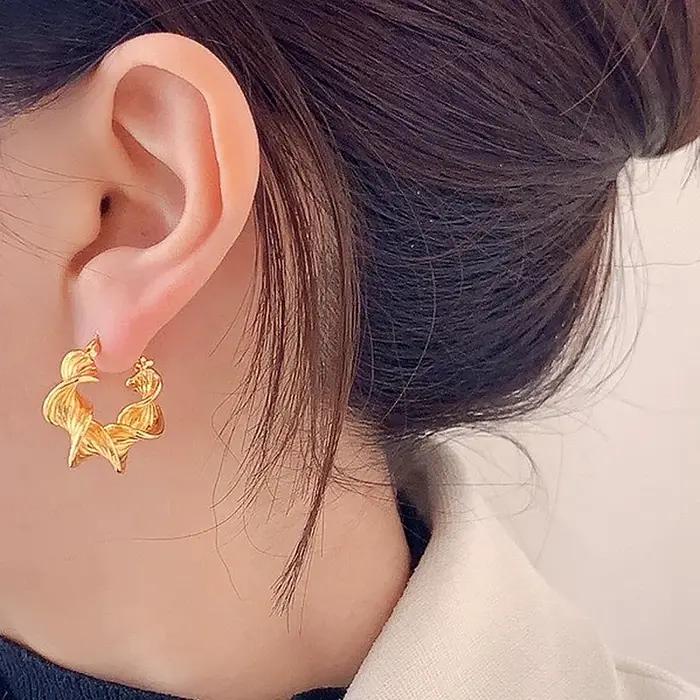 Boucles d'oreilles créoles torsadées géométriques couleur argent hypoallergénique minimalistes tendance pour femmes occasions spéciales ```