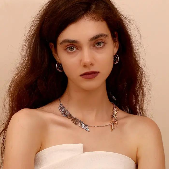 Collier Ligne Gland Exagéré en Acier Inoxydable Plaqué Or 18 Carats pour Femmes Soirées Élégantes Occasions Spéciales