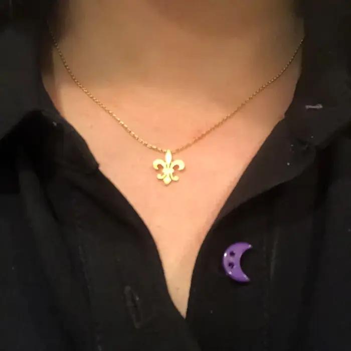 Collier Fleur de Lis Acier Inoxydable Pendentif Fleur Lys Saint Nicolas Bijoux Femme Occasions Spéciales