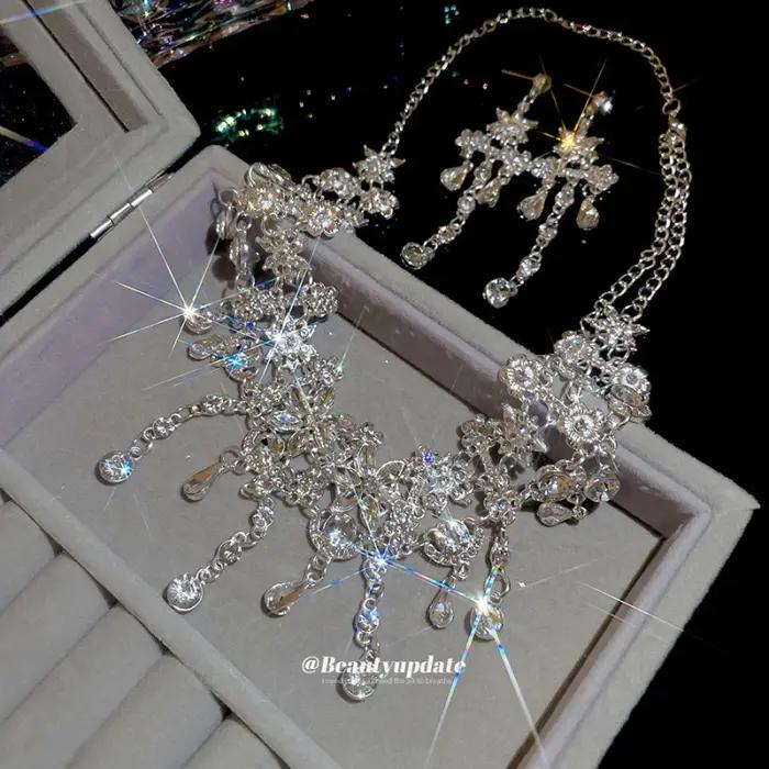 Collier ajouré orné de diamants avec pampilles