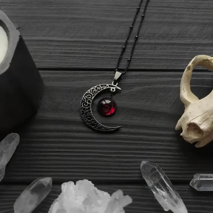 Goth croissant de lune collier pendentif rouge foncé Wiccan sorcière déclaration charme mystique amulette demi-lune Luna Vampire bijoux hommes