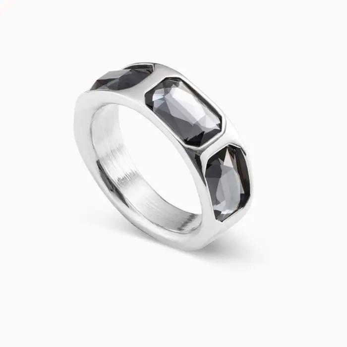 Bague incrustée de pierres précieuses de luxe élégantes