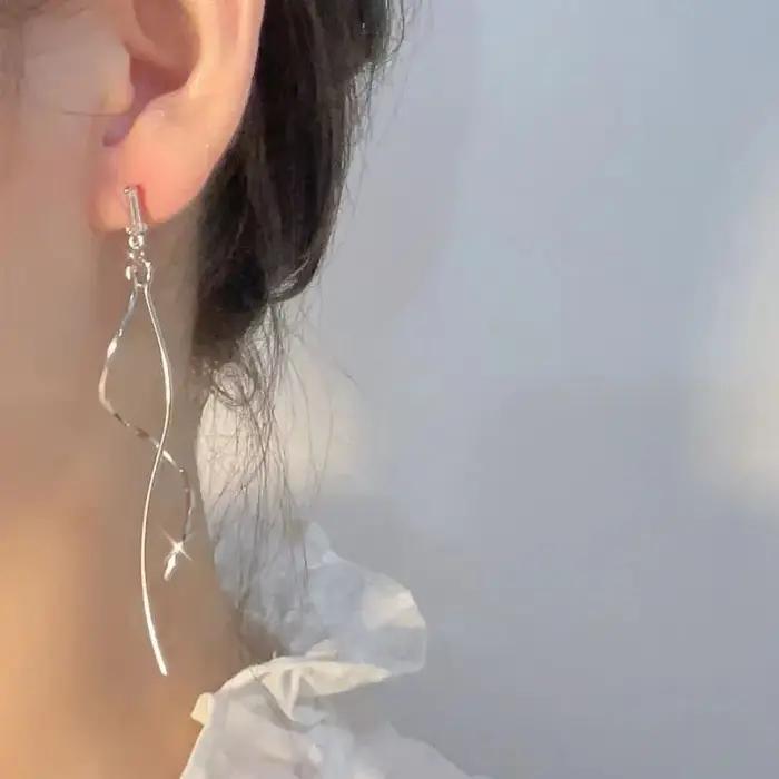 Boucles d'oreilles minimalistes à franges longues et ondulées pour femmes