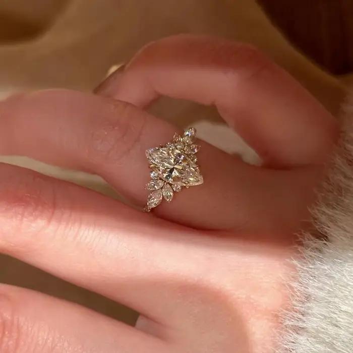 Bague de fiançailles de luxe incrustée de diamants