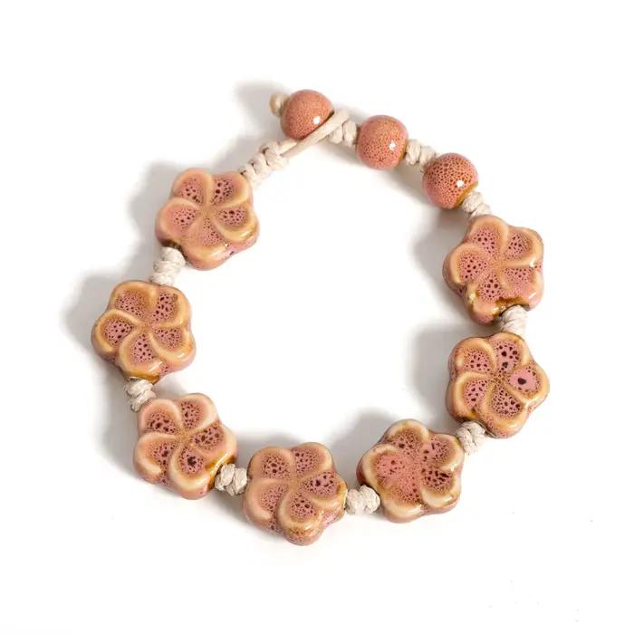 Bracelet en céramique à fleurs émaillées pour femmes style boho artisanal à offrir pour occasions spéciales