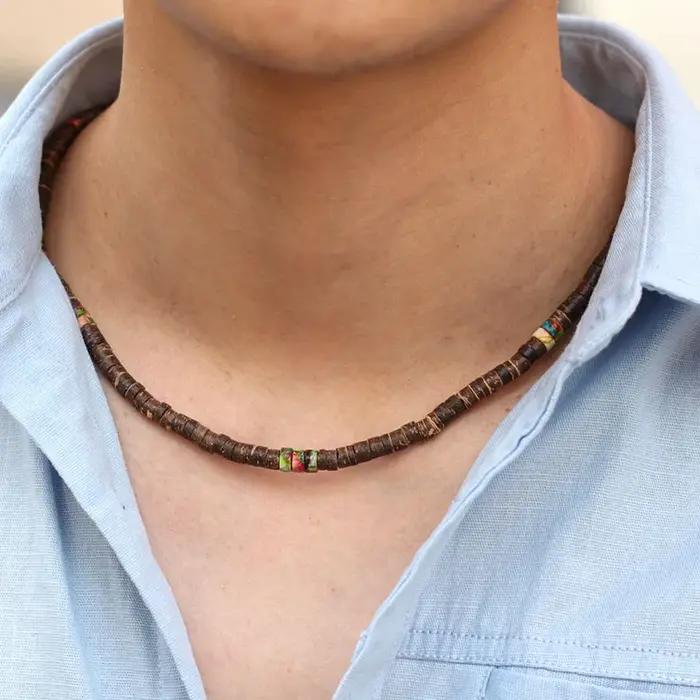 Collier ras du cou en bois naturel pour homme