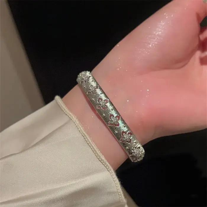 1 bracelet pour femme de style antique à motif de fleur à quatre feuilles