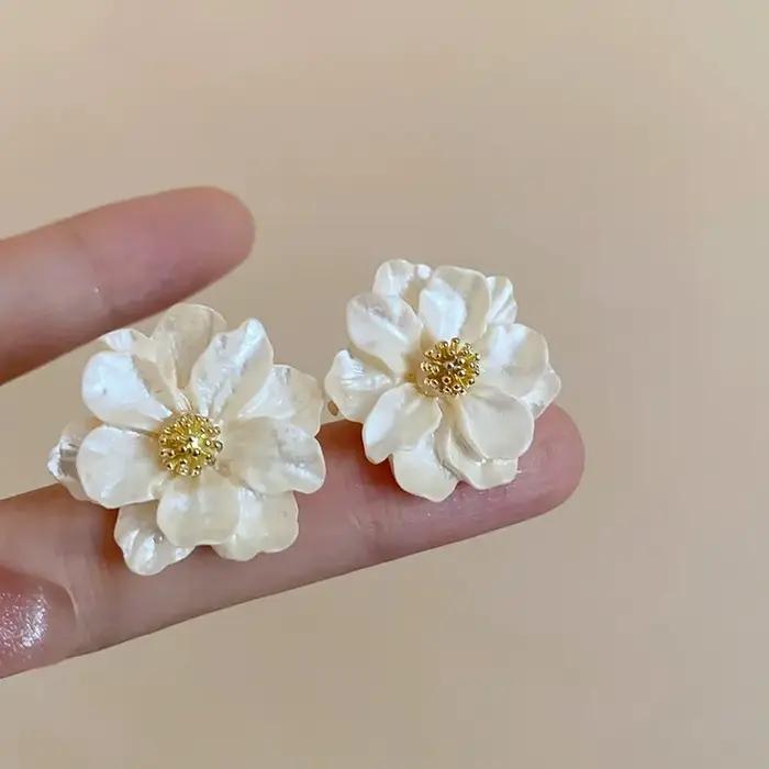 Boucles d'oreilles à fleurs acryliques blanches pour femmes