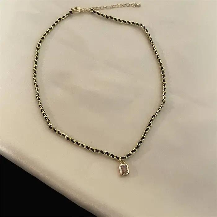 Collier vintage en zircon carré tressé noir et or luxueux chaîne de clavicule tendance bijou unisexe pour femmes élégantes occasions spéciales et mode quotidienne