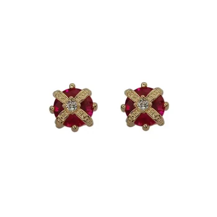 Boucles d'oreilles couronne tridimensionnelles incrustées de pierres précieuses rouges