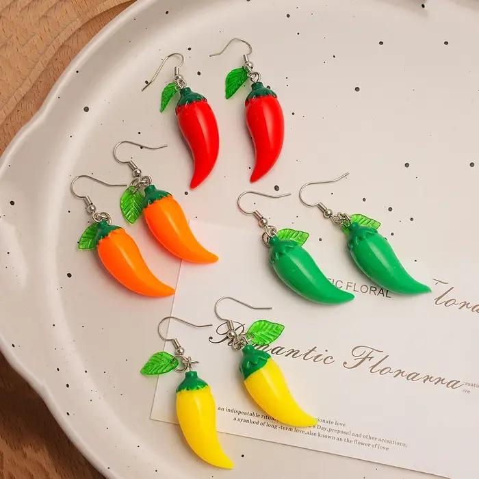 1 paire de boucles d'oreilles pendantes en forme de chili rouge et feuille verte à la mode