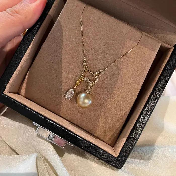 Pendentif ovale en perles de cristal et diamant