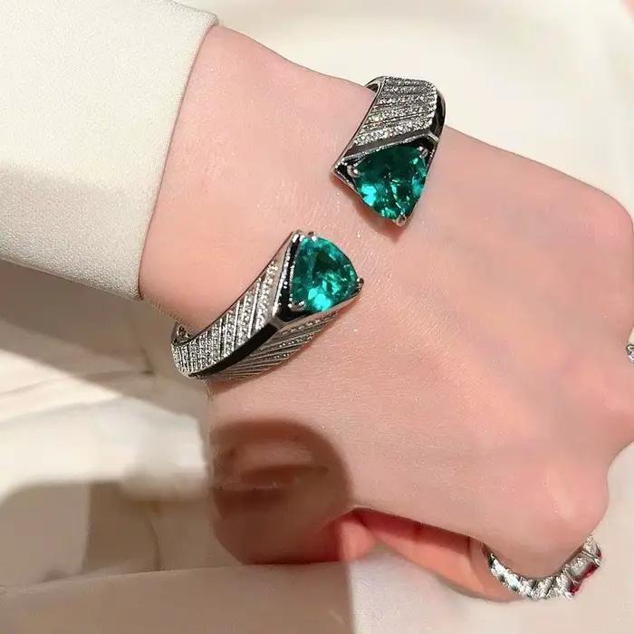 Bague triangle verte sertie de diamants pour femme avec ouverture vintage