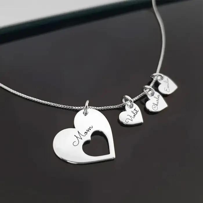 Collier de cœurs avec nom personnalisé pour maman
