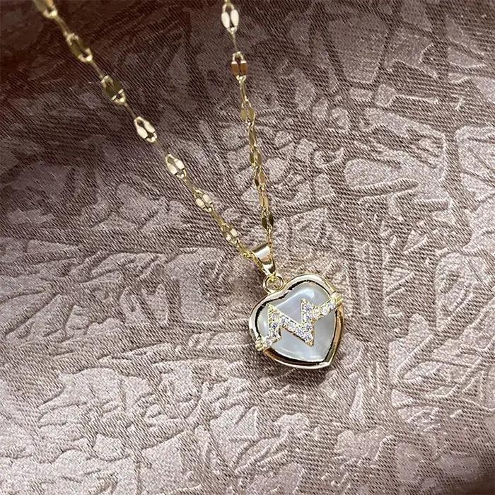 Collier avec Pendentif en Forme de Cœur en Verre Opale