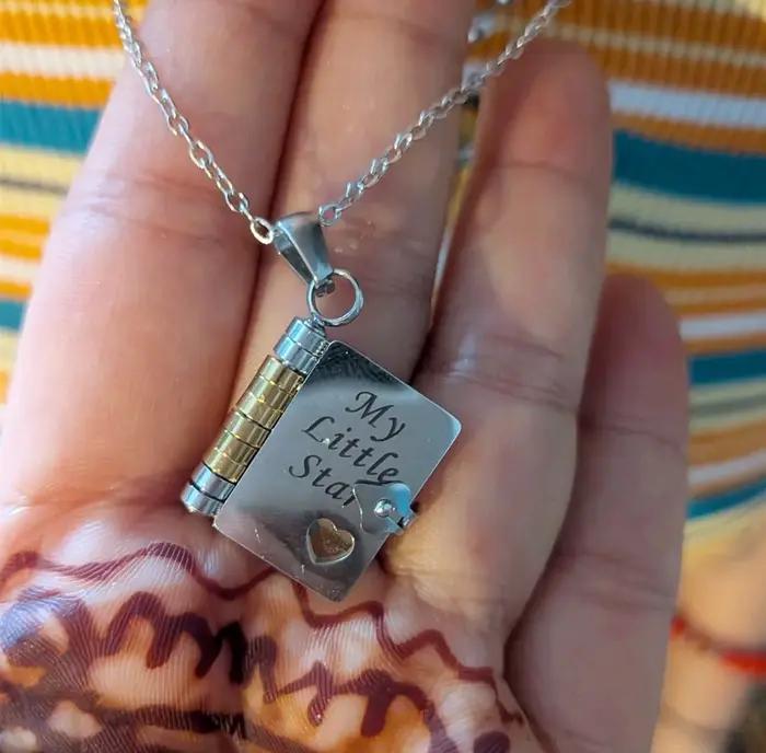 Collier avec pendentif en forme de cœur gravé avec des informations sur la petite-fille espagnole