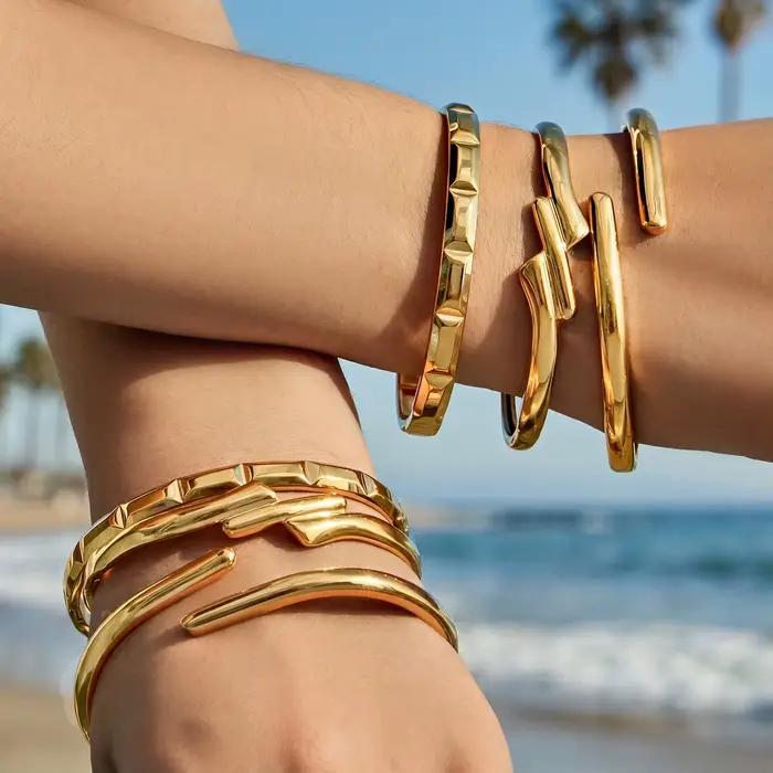 Bracelet en acier inoxydable 316L plaqué or 18 carats pour femmes classique avec finition lisse et multiple couleurs disponibles pour diverses occasions