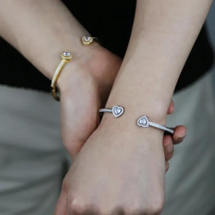 Bracelet en forme de cœur ouvert pour femmes avec zircone AAA plaqué platine fonction tracker de sommeil et d'humeur bijou de luxe occasions spéciales