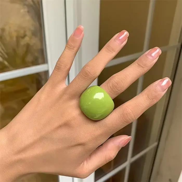 Bague en acrylique couleur bonbon anneau géométrique audacieux bijoux pour femmes occasions spéciales style unique moderne