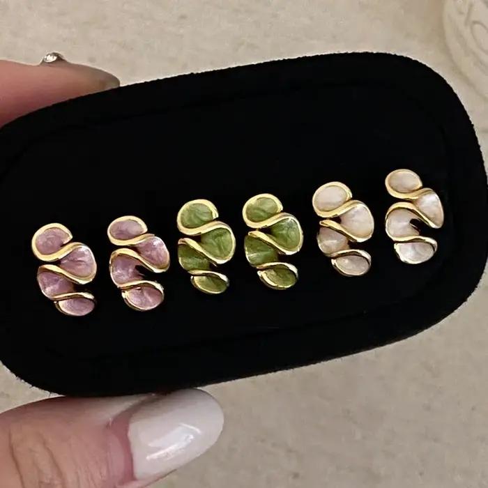 Boucles d'oreilles clous torsadées en émail couleur or pour femme