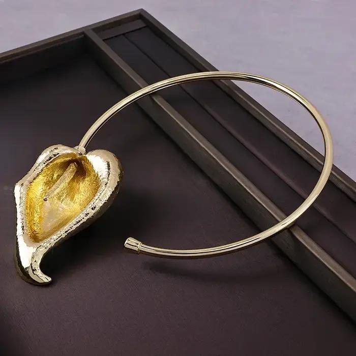 Collier Fleur de Palmier Rouge Exagérée Automne Hiver Luxe Minimaliste Sensation Haut de Gamme Bijoux Design Feuille d'Arbre de la Forêt Yang