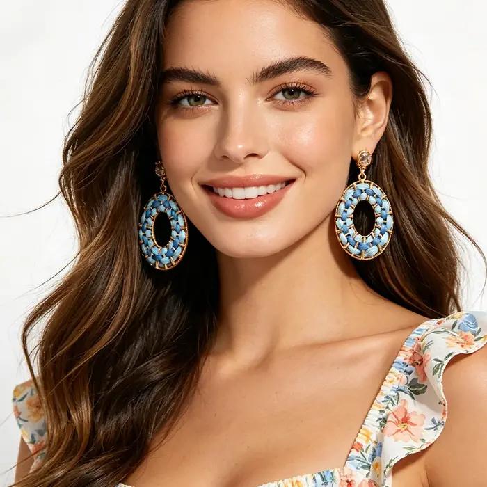 Boucles d'oreilles pendantes en raphia tressé bleu dégradé avec monture dorée et cristaux étincelants