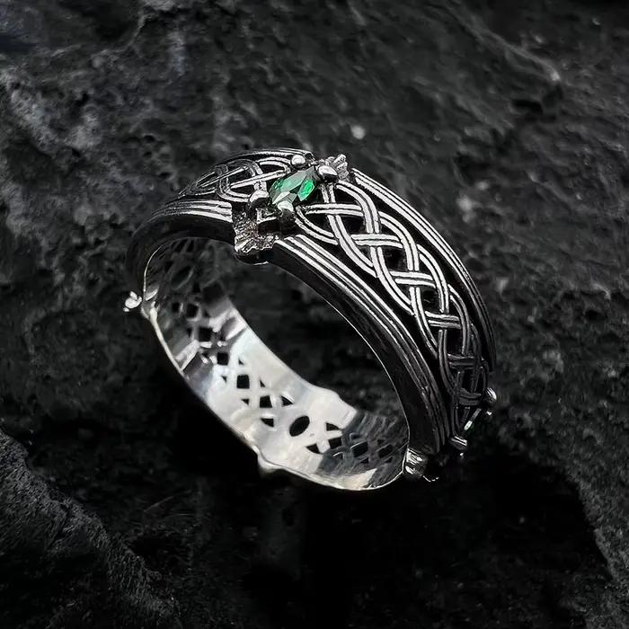 Bague Totem Entrelacée avec Zircon Vert Design Gothique Punk Vintage pour Hommes Occasions Spéciales