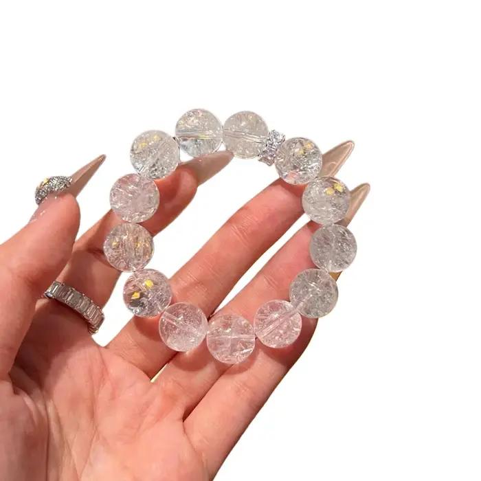 Un bracelet éblouissant en cristal de glace pilée blanc, au design artisanal unique, clair et étincelant