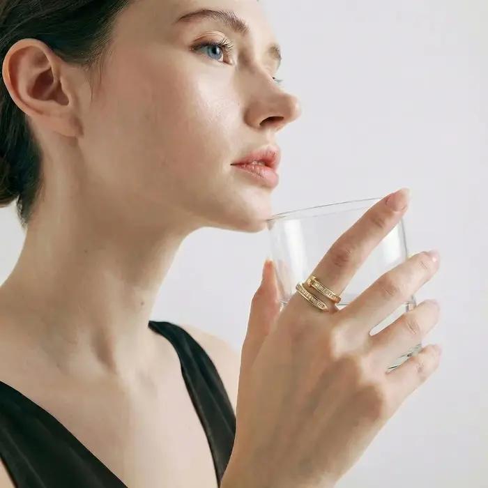 Bague élégante à double bande en argent plaqué platine avec zircons baguette