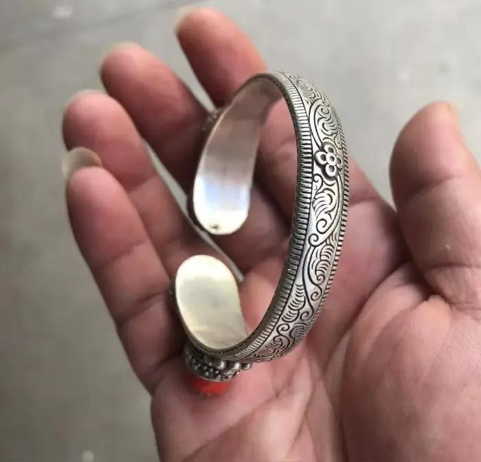 Bracelet tibétain incrusté d'argent élégant pour hommes et femmes cadeau pour occasions spéciales culturellement significatif