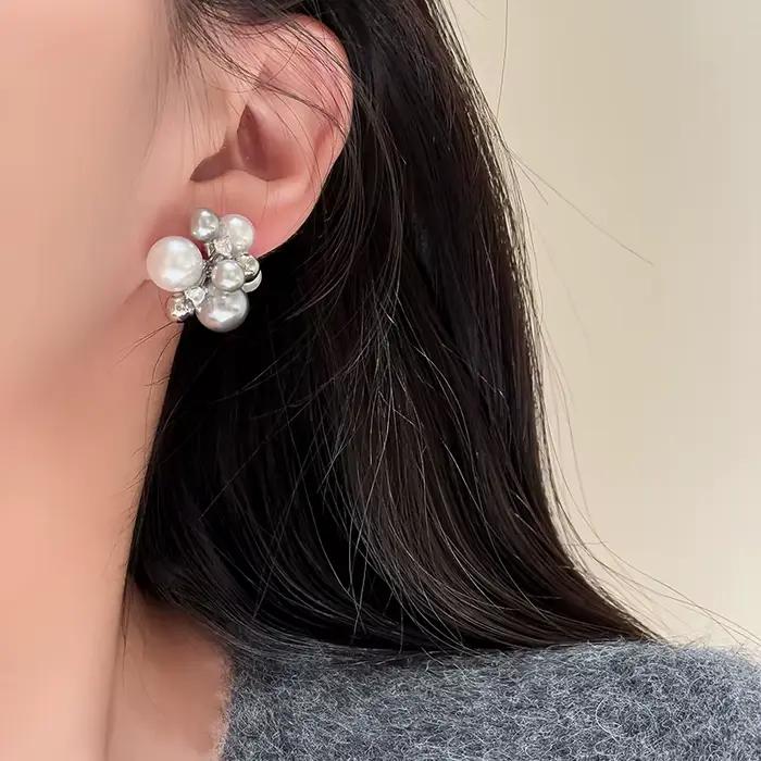 Boucles d'oreilles en perles de fleur gris blanc