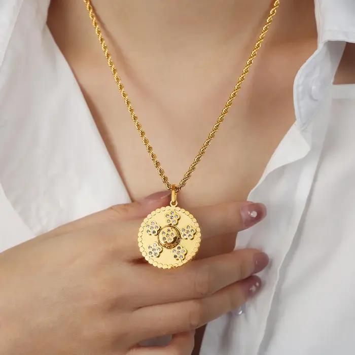 Collier pendentif rond en acier inoxydable plaqué or 18 carats avec zircon incrusté chaîne en corde pour femmes occasions spéciales