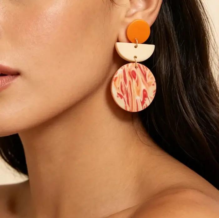 Boucles d'oreilles pendantes géométriques irrégulières en argile polymère terracotta avec texture marbrée