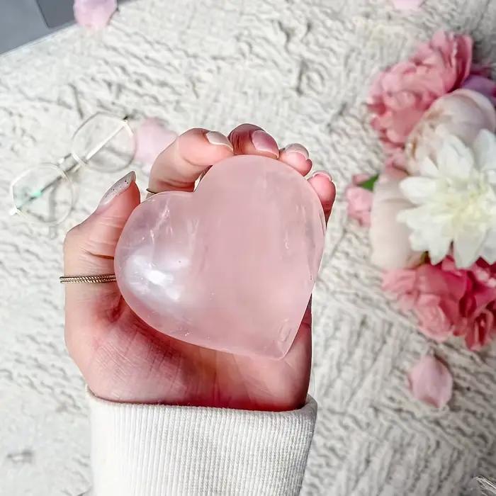 Une pierre de quartz rose en forme de coeur - Cristal rose de style bohème, coupe en forme de coeur, pierre naturelle, adaptée à la décoration intérieure.