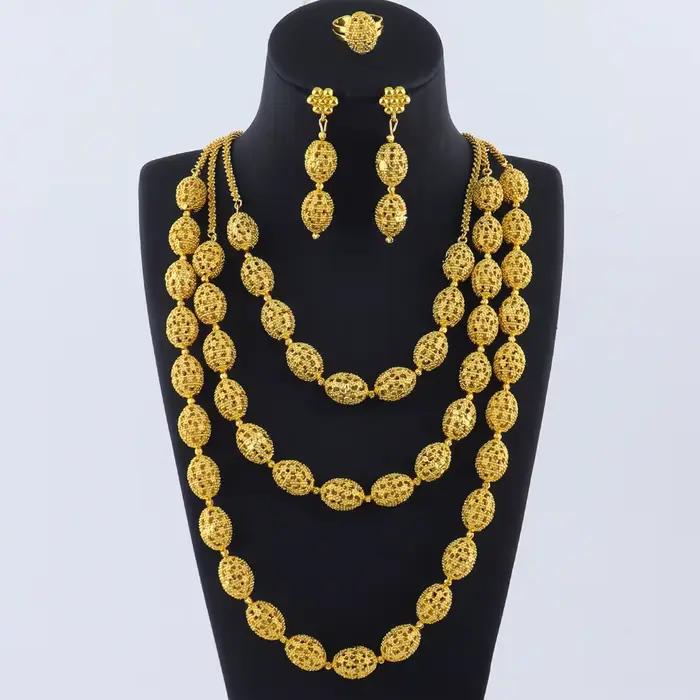 Ensemble de collier, boucles d'oreilles et bagues pour femmes