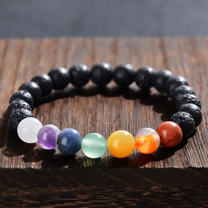 1 morceau de bracelet en pierre volcanique à sept chakras, qui peut soulager le stress et a une aura énergétique.